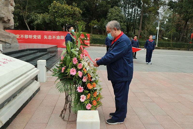 李凌在遵义红军山烈士陵园缅怀先烈.JPG